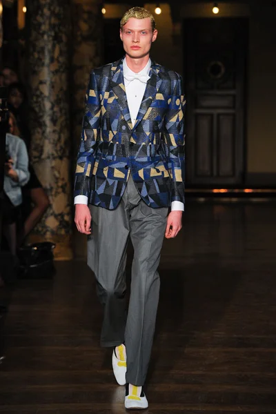 Look 16